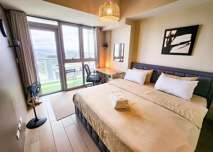 Travellers Haven 3br Bgc, Bathtub, Xbox, 200mbps